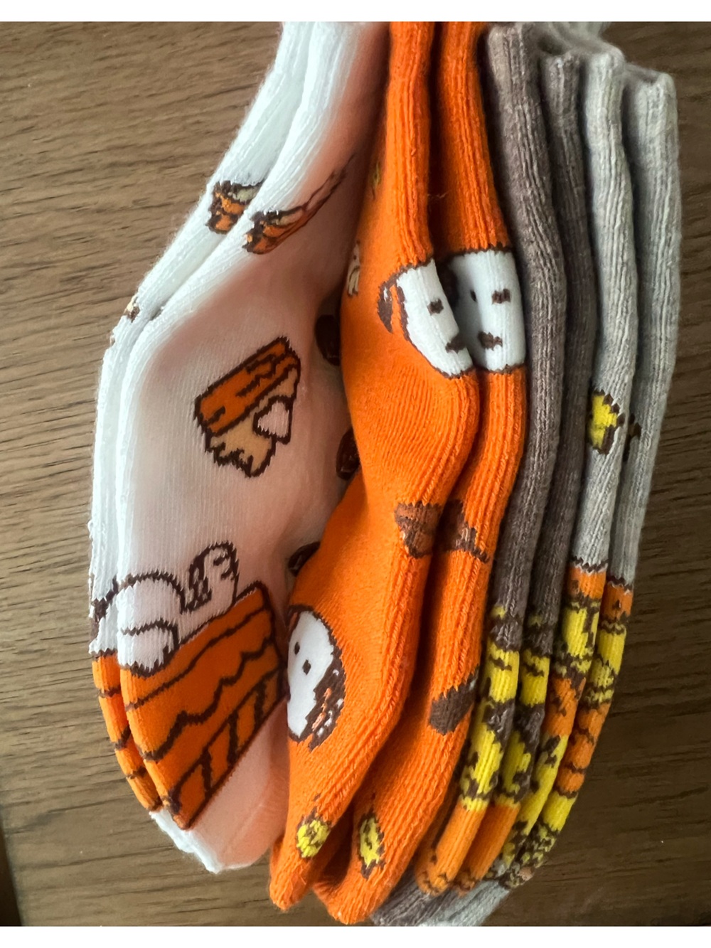 NEW Peanuts Snoopy and Friends Fall / Halloween No Show Socks with Grip - 4 pack - Picture 2 of 7